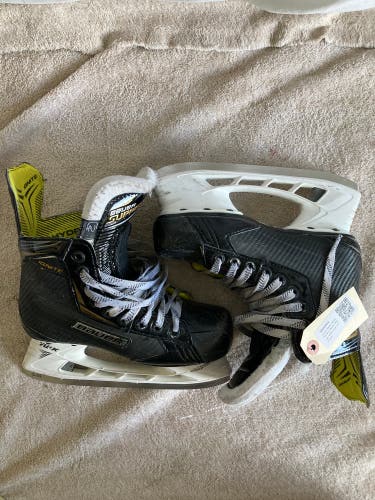 Bauer Ignite Hockey Skates Regular Width | Junior Size: 2.5