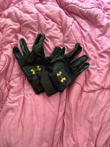 Medium Under Armour Batting Gloves (Used)