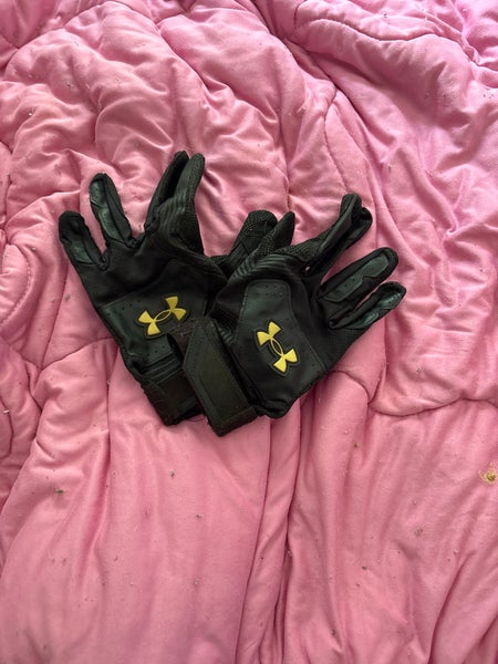 Medium Under Armour Batting Gloves (Used)