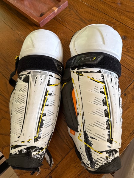 Senior CCM Super Tacks 15" Shin Pads (Used)