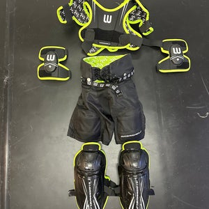 Medium Youth Winnwell NXT Shoulder Pads (Used)