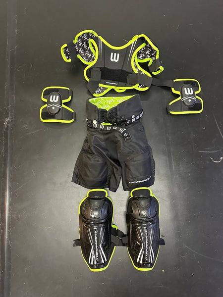 Medium Youth Winnwell NXT Shoulder Pads (Used)