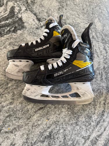 2020 Bauer Supreme 3S Pro Hockey Skates Regular Width Size 1.5 (Used)