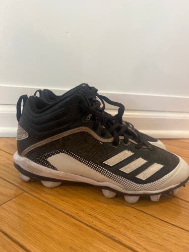 Unisex 4Y (Big Kids / Youth) Youth Adidas Molded Cleats Cleats (Used)