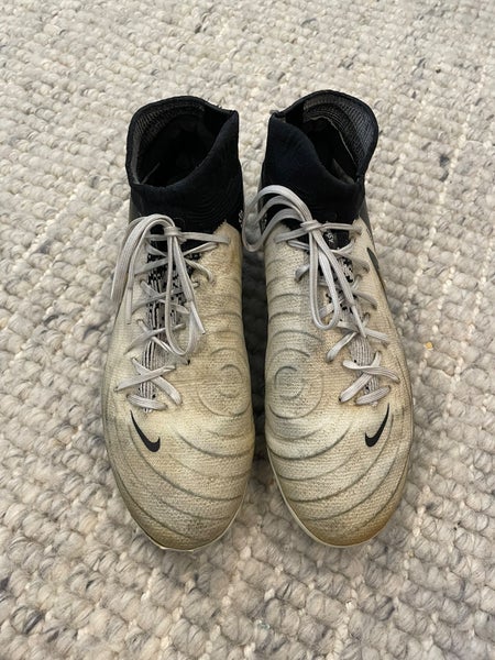 Unisex Size M 6.0 (W 7.0) Nike Phantom Luna Elite Cleats (Used)
