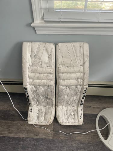 31" 2023 True Catalyst 7X3 Goalie Leg Pads (Used)