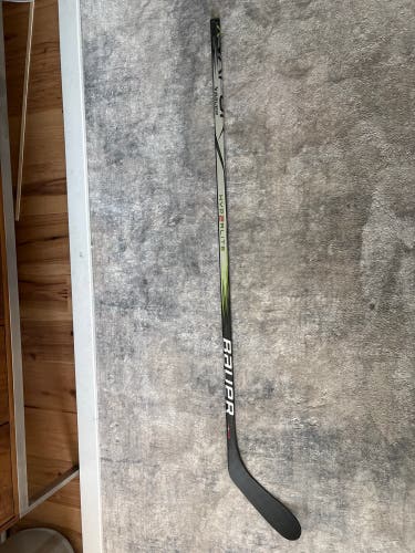 Intermediate Bauer Vapor Hyperlite 2 Left Hand Hockey Stick P28 (New)