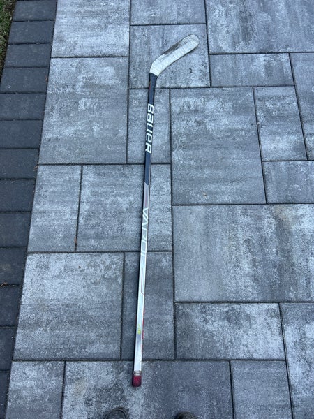 Intermediate Bauer Vapor Hyperlite Right Handed Hockey Stick P92M (Used)