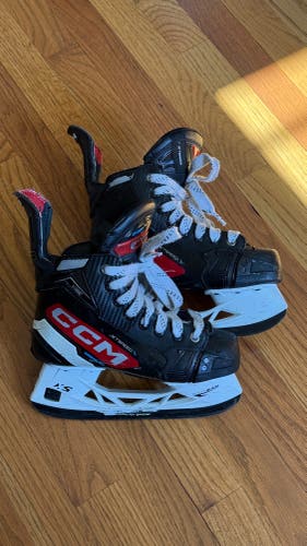 2023 CCM JetSpeed Vibe Hockey Skates Regular Width Size 2.5 (Used)