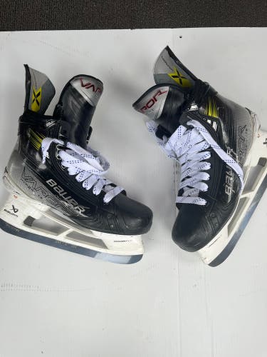 Bauer Vapor Hyperlite 2 Hockey Skates Regular Width 8.5 (Used)