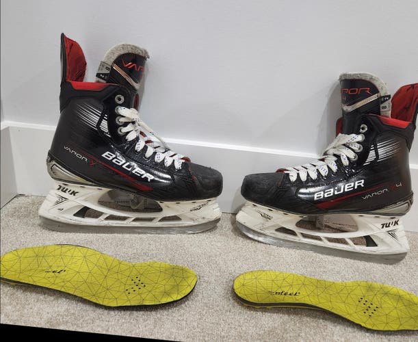 2023 Bauer Vapor X4 Hockey Skates Regular Width 8 (Used)