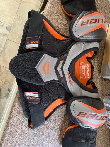 Junior large Bauer Supreme One.4 Shoulder Pads  (Used)