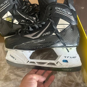 True Pro Custom Hockey Skates Regular Width 9 (Used)