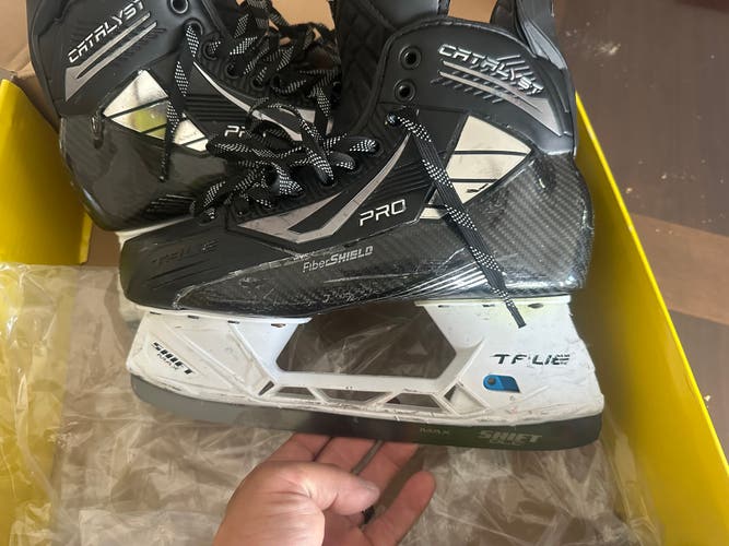 True Pro Custom Hockey Skates Regular Width 9 (Used)