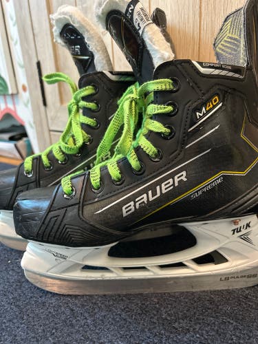 2024 Bauer Supreme M40 Hockey Skates regular width fit 2 Size 4.5 (Used)
