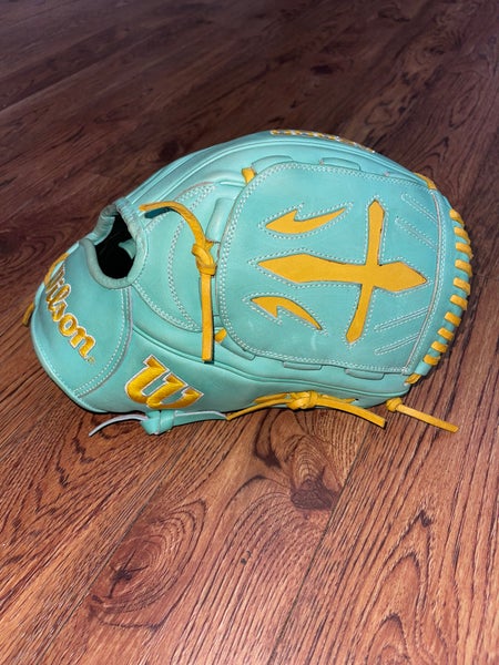 2024 WILSON A2000 B23 12" PITCHER'S BASEBALL GLOVE: SEAFOAM & YELLOW WBW10227012-A9