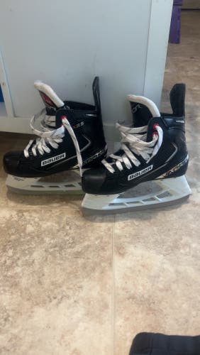 Bauer Vapor X3.5 Hockey Skates Regular Width Size 2.5 (Used)