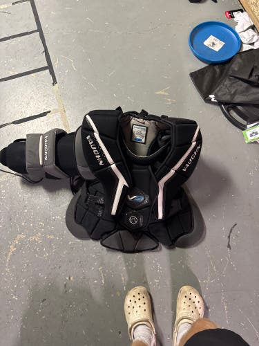 Large/Extra Large Vaughn Velocity V9 Goalie Chest Protector (Used)
