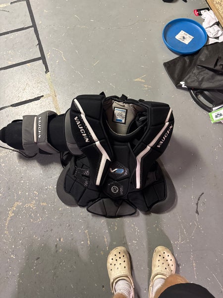 Large/Extra Large Vaughn Velocity V9 Goalie Chest Protector (Used)