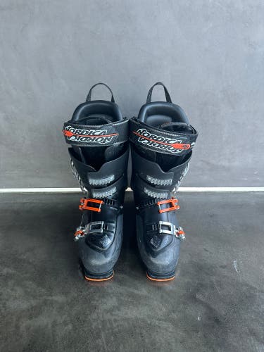 Men's Nordica Ski Boots Medium Flex (Used)