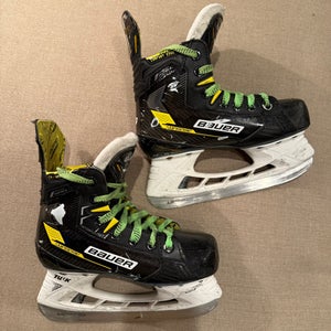Bauer Supreme Matrix Hockey Skates Extra Wide Width Size 2.5 (Used)