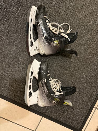 2023 Bauer Vapor Hyperlite 2 Hockey Skates Wide Width 7.5 (Used)