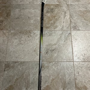 Senior Bauer Vapor Hyperlite 2 Right Handed Hockey Stick P92 (Used)