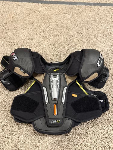Men's Small Senior CCM Tacks AS-V Shoulder Pads (Used)