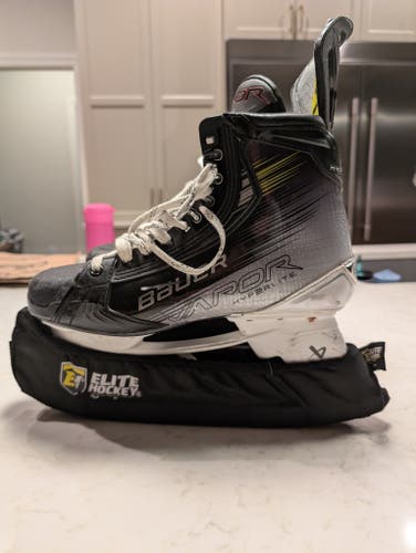 2023 Bauer Vapor Hyperlite 2 Hockey Skates Regular Width 10.5 (Used)