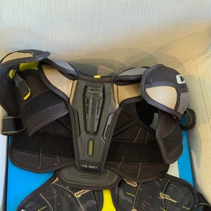 Men's Medium Junior CCM Tacks Shoulder Pads (Used)