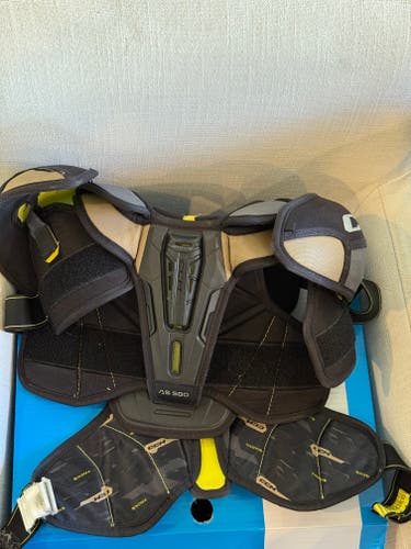 Men's Medium Junior CCM Tacks Shoulder Pads (Used)