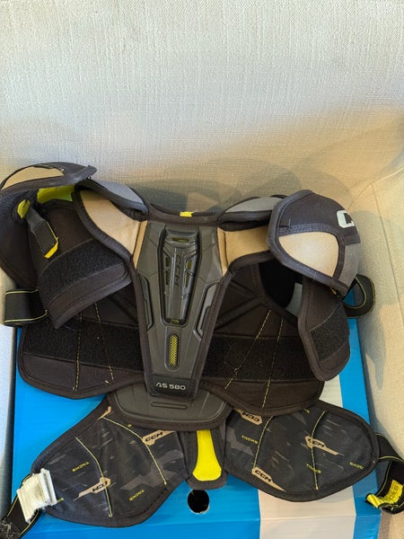 Men's Medium Junior CCM Tacks Shoulder Pads (Used)