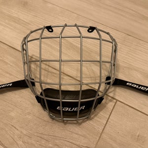 Hockey Player Cage: BAUER