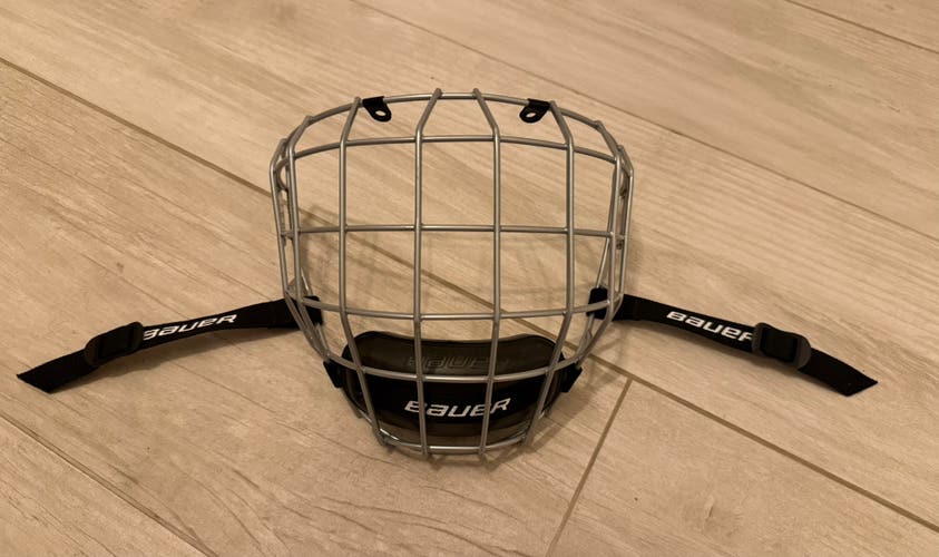 Hockey Player Cage: BAUER