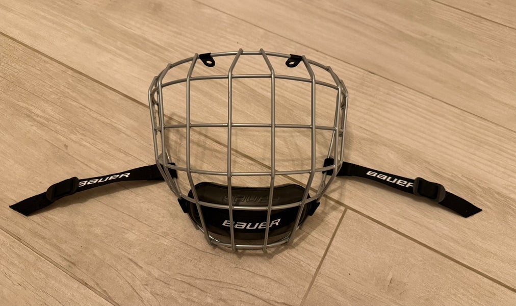 Hockey Player Cage: BAUER