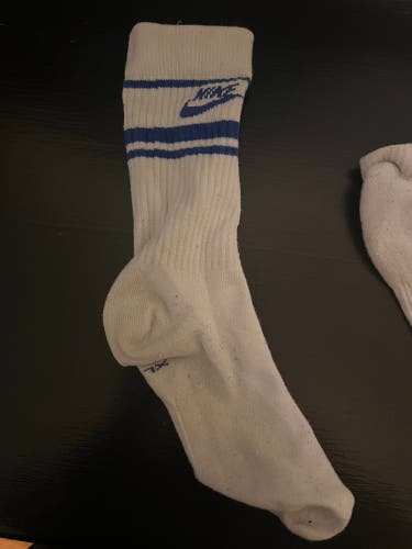White and Blue Striped Adult Unisex Large/Extra Large Nike Sock (Used)