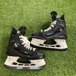 Intermediate Bauer Supreme Mach Hockey Skates Size 5 (Used)