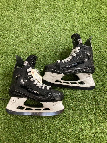 Intermediate Bauer Supreme Mach Hockey Skates Size 5 (Used)