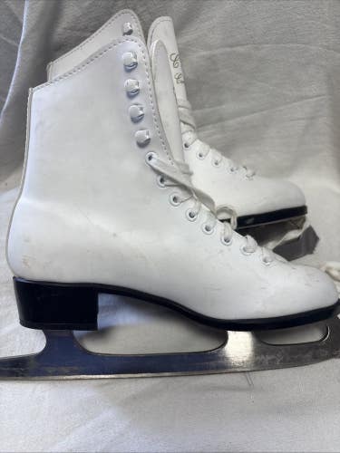 Womens Size 6 CCM Competitor Figure Ice Skates. White.