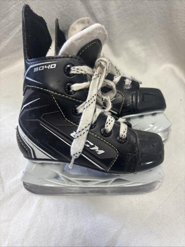 Junior Youth Size 9 CCM TACKS 9040 Ice Hockey Skates