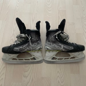 2022 Bauer Vapor Hyperlite Hockey Skates Regular Width Size 5.5 (Used)