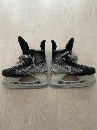 2022 Bauer Vapor Hyperlite Hockey Skates Regular Width Size 5.5 (Used)