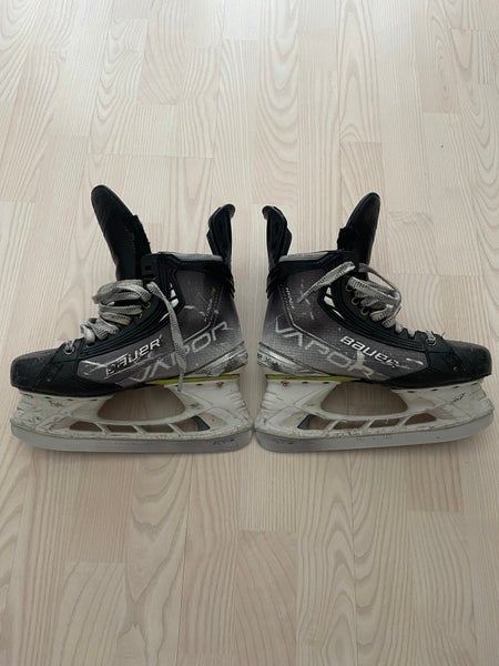 2022 Bauer Vapor Hyperlite Hockey Skates Regular Width Size 5.5 (Used)