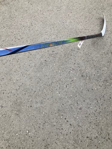 Junior Bauer Vapor Hyperlite 2 Hockey Stick Right Handed P28 (Used)