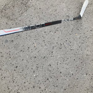 Youth Bauer Vapor Hyperlite Hockey Stick Left Hand P28 (Used)