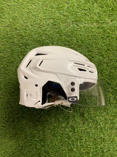 White Medium Bauer Re-Akt 155 Helmet (Used)