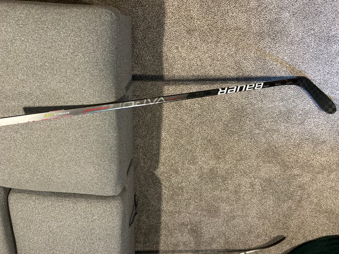 Senior Bauer Vapor Hyperlite Right Handed Hockey Stick P28 (Used)
