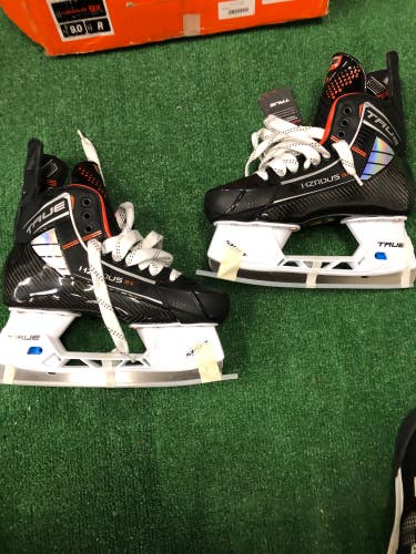 Senior True HZRDUS 9X Hockey Skates Regular Width 9 (New)