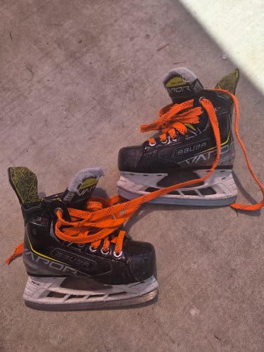 Bauer Vapor 3X Hockey Skates Regular Width Youth 11 (Used)