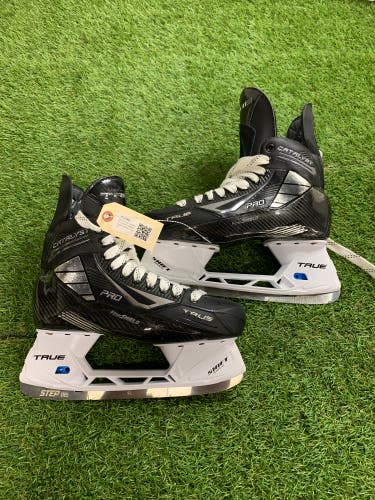 Senior True Catalyst Pro Hockey Skates Regular Width 9 (Used)